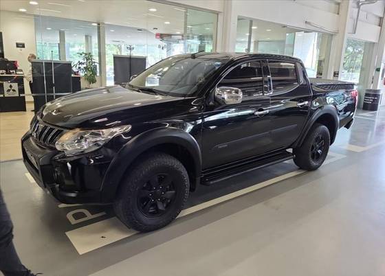 MITSUBISHI L200 TRITON 2.4 16V TURBO DIESEL OUTDOOR HPE CD 4X4 AUTOMÁTICO